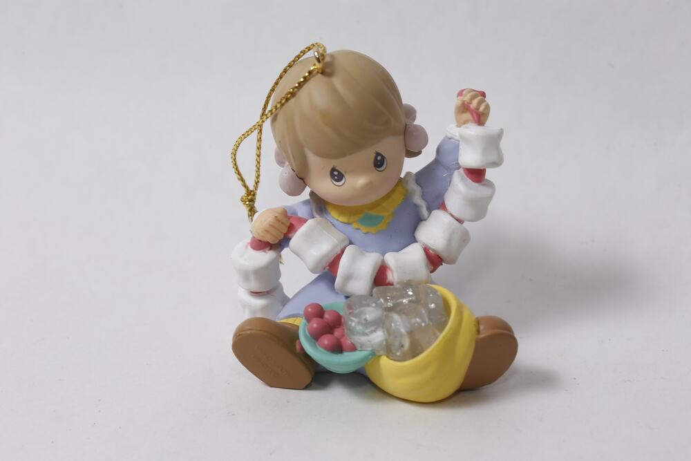 2002 Precious Moments Girl Stringing Garland Ornament ~ 260817-WH 1003